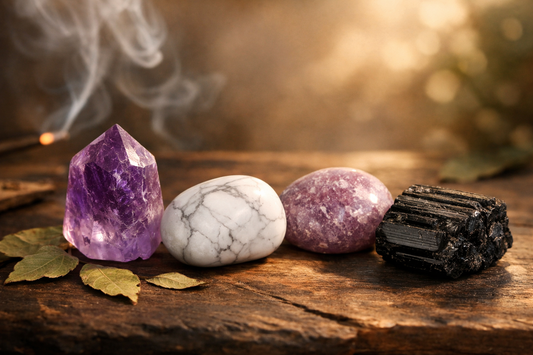 Pierres naturelles anti-stress — améthyste, howlite et lépidolite pour apaiser l'anxiété