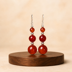 Boucles d'oreilles Cornaline Pierres Énergétiques — vue d'ambiance du bijou orange