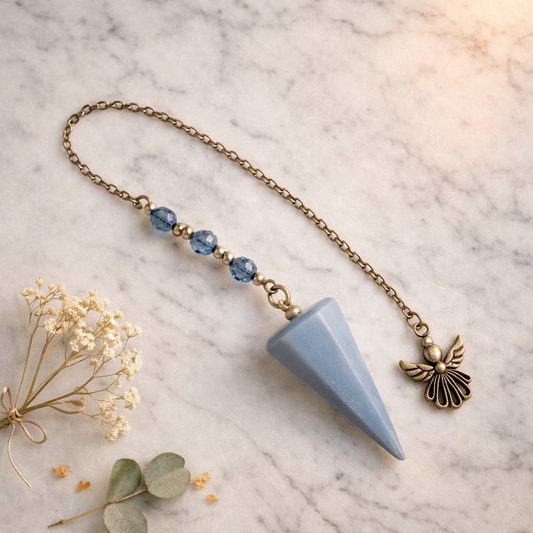 Pendule en Angélite naturelle 15g, pointe conique bleu ciel et chaîne dorée antique avec charm ange