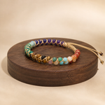 Bracelet 7 Chakras Pierres Énergétiques — vue d'ambiance des sept perles colorées