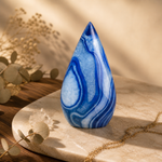 Agate Bleue polie — vue d'ensemble de la surface aux nuances bleues apaisantes