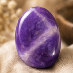 Améthyste naturelle polie — vue d'ensemble du galet violet
