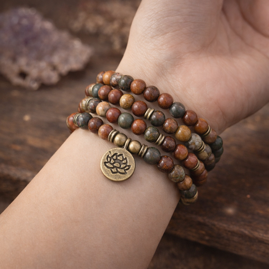 Bracelet Mala en Jaspe Picasso naturel 40g aux teintes brunes et vertes, charm fleur de lotus doré